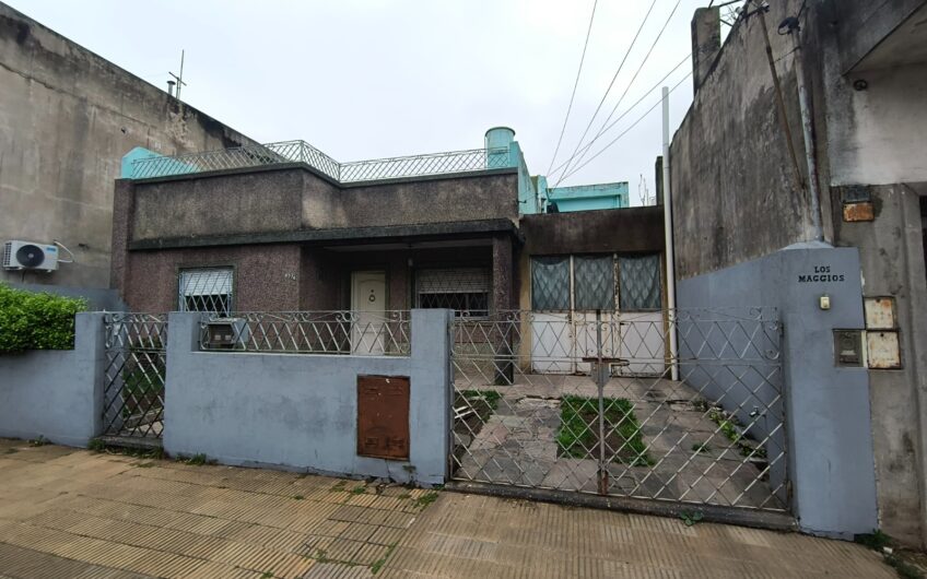 Venta en Block- Casa de 3 Amb. + depto. 2 amb.-Campo de Mayo al 6700-Martín Coronado.