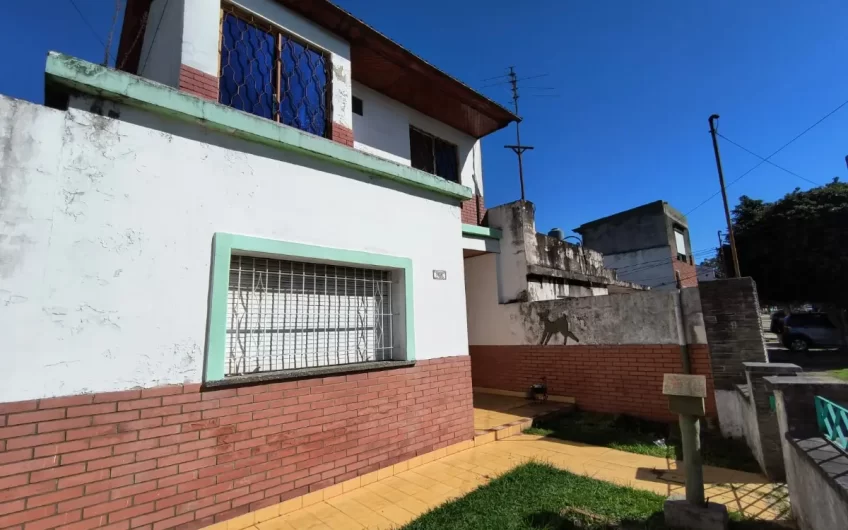 Venta- Casa 3 Amb. + 2 Dptos. 3 Amb- Echeverria al 7800- Villa Bosch.