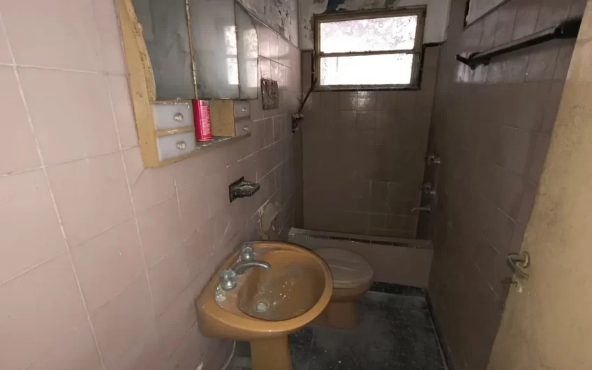 Venta- Casa 3 Amb. + 2 Dptos. 3 Amb- Echeverria al 7800- Villa Bosch.