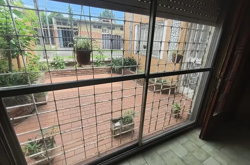 ALQUILER – Casa 3 Amb. c/ Patio – Naón Al 4300 – Billinghurst